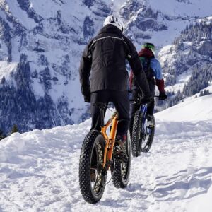 fat bike por la nieve con ropa de invierno ciclismo